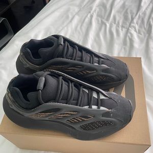 YEEZY 700 - CLAY BROWN